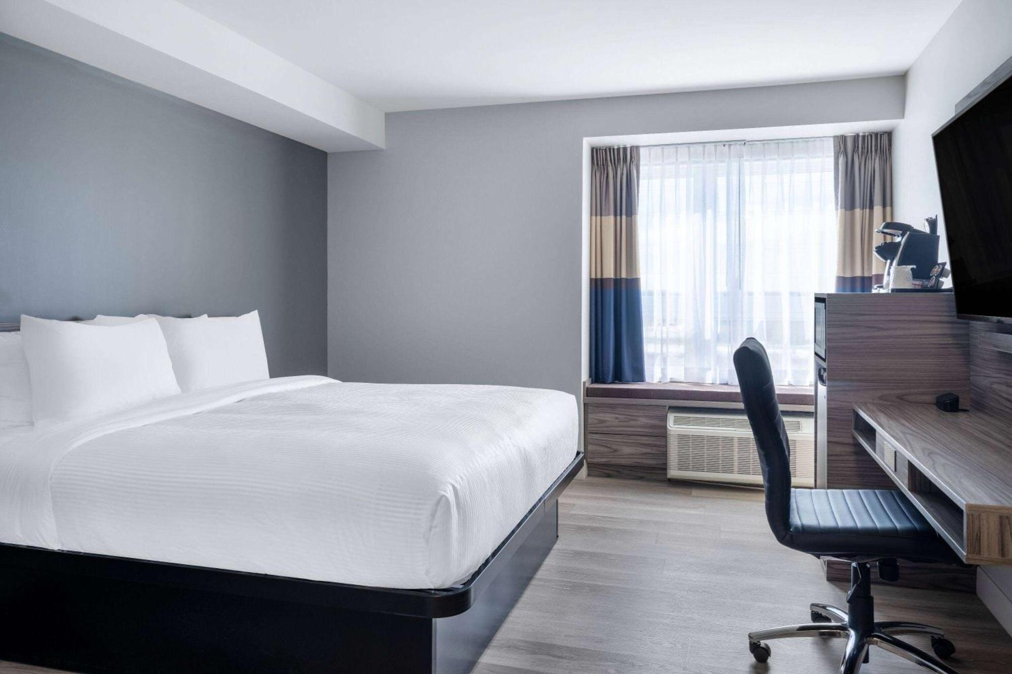 Microtel Inn & Suites By Wyndham Kanata Ottawa West Exterior foto