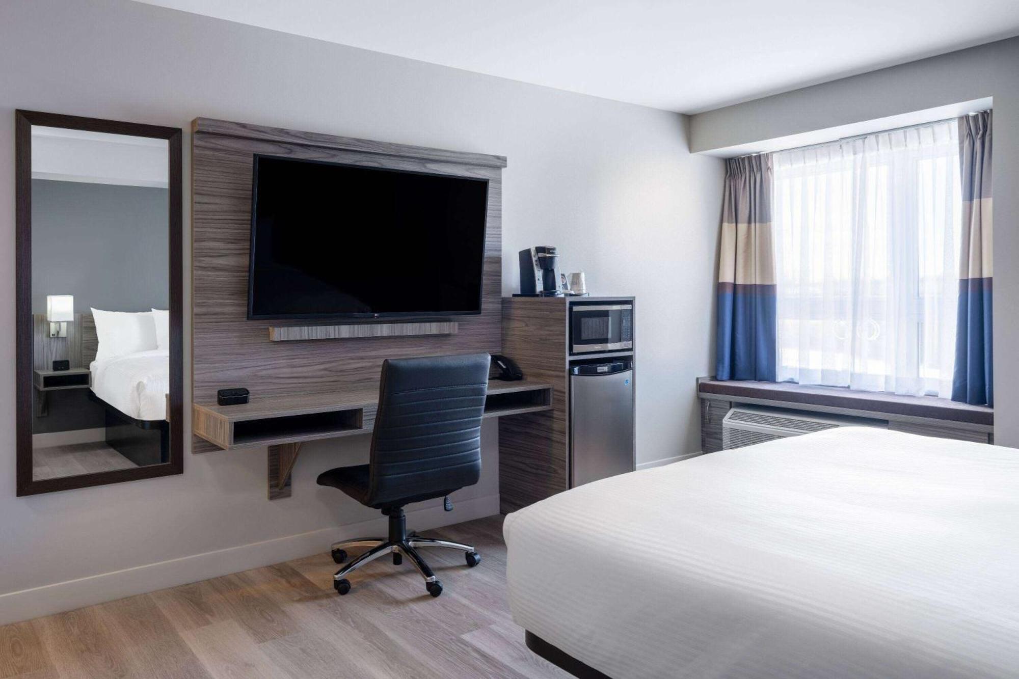 Microtel Inn & Suites By Wyndham Kanata Ottawa West Exterior foto